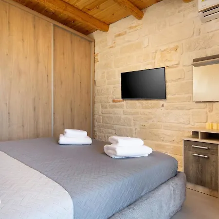 Smaragda Stone Retreat With Private Pool